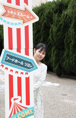 いたずらな感じで顔を出すモデル