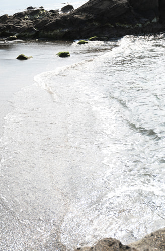 海辺の手作りブランコに乗る子供